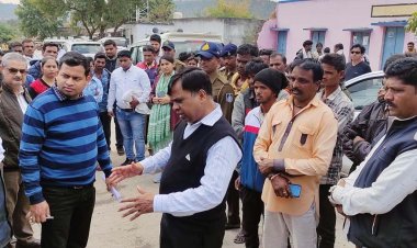 कलेक्टर श्री सूर्यवंशी द्वारा ग्राम बेडदा में ग्राम चौपाल का आयोजन : रतलाम