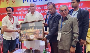 छत्तीसगढ़ में आयोजित नेशनल मीडिया कांफ्रेंस में IFWJ प्रदेश अध्यक्ष सलमान ने मुख्यमंत्री भूपेश बघेल को महाकाल लोक का प्रतीक चिन्ह भेंट किया