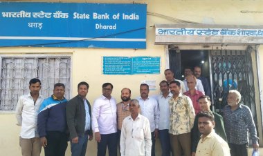 गरीबों के मसीहा बन रहे रतलाम कलेक्टर सरकारी योजना में गरीब हितग्राहियों के प्रकरण स्वीकृत कराने के लिए कलेक्टर खुद धराड़ एसबीआई शाखा पहुंचे