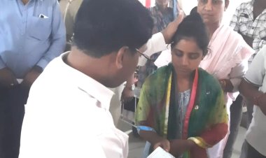 जनप्रतिनिधि पर आमजन का विश्वास घटा रतलाम कलेक्टर की आमजन के बीच बेहतर संवेदनशीलता