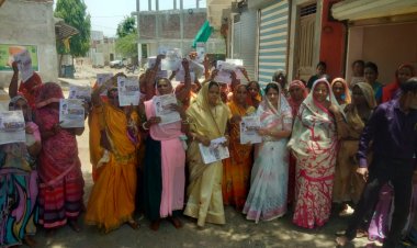 जिले के रावटी में महिला कांग्रेस द्वारा नारी जागृति सम्मान योजना के फॉर्म भरे गए : Ratlam