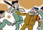 आरोपी पकड़ने गई पुलिस पर हमला