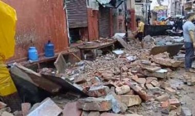 बांकेबिहारी मन्दिर के पास बड़ा हादसा, पुरानी बिल्डिंग का हिस्सा गिरने से 5 की मौत कई घायल