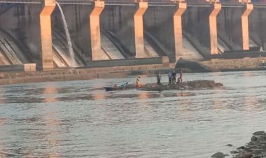 ओंकारेश्वर में नर्मदा नदी में पलटी नाव, 10 यात्रियों