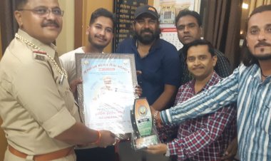 मुस्कान मानव सेवा समिति ने किया महाकाल थाना प्रभारी अजय कुमार वर्मा का सम्मान,