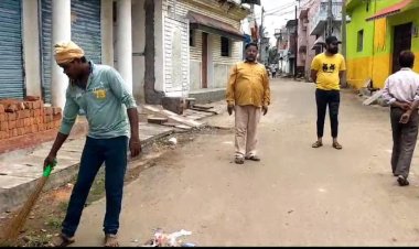 धनपुरी वार्ड 22 में स्वच्छ अभियान का संदेश देते हुए कांग्रेस जिला प्रवक्ता मोहम्मद कलाम एडवोकेट ने सफाई करवाई