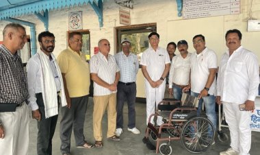 लायन्स क्लब खण्डवा द्वारा हिन्दुजा हॉस्पिटल के सहयोग से स्टेशन पर दी स्ट्रेचर व व्हील चेयर
