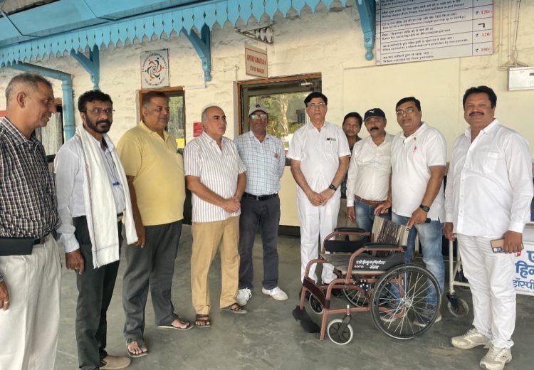 लायन्स क्लब खण्डवा द्वारा हिन्दुजा हॉस्पिटल के सहयोग से स्टेशन पर दी स्ट्रेचर व व्हील चेयर
